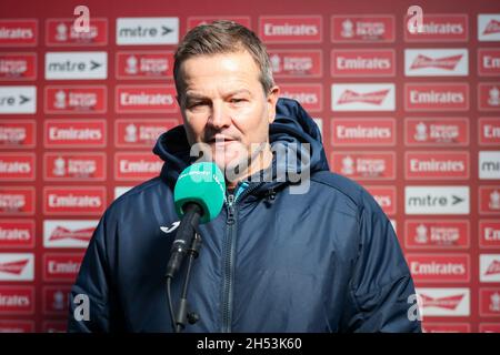 BANBURY, GBR. 6 NOVEMBRE il manager di Barrow Mark Cooper prima della partita di fa Cup tra Banbury United e Barrow al Banbury Plant Hire Community Stadium di Banbury sabato 6 novembre 2021. (Credit: John Cripps | MI News) Credit: MI News & Sport /Alamy Live News Foto Stock