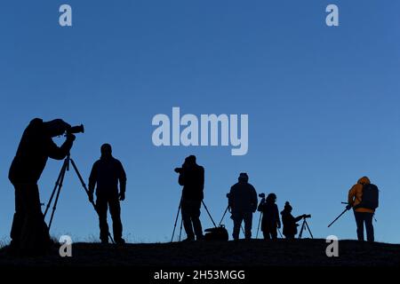 Sagome blu dell'ora dei fotografi in attesa dell'alba Foto Stock