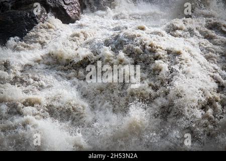 Il fiume ruggente nella stagione delle piogge con un'onda enorme. Foto Stock