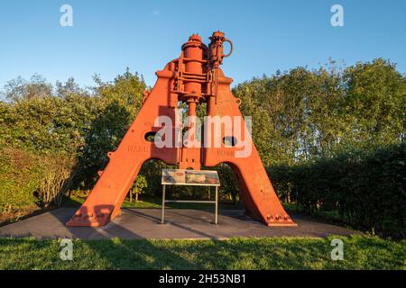 1917 Nasmyth Steam Hammer presso la stazione di servizio autostradale Telford M54, Shropshire, Inghilterra, Regno Unito Foto Stock