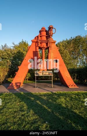 1917 Nasmyth Steam Hammer presso la stazione di servizio autostradale Telford M54, Shropshire, Inghilterra, Regno Unito Foto Stock