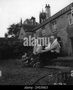 JENNIFER JONES e il regista MICHAEL POWELL sul luogo di set Candid nei terreni di Longnor Hall, Atcham in Shropshire Inghilterra durante le riprese di ANDARE SULLA TERRA aka IL CUORE SELVAGGIO (negli Stati Uniti) 1950 scritto diretto e prodotto da MICHAEL POWELL e EMERIC PRESSBURGER romanzo Mary Webb musica Brian Easdale produttore esecutivo David O. Selznick The Archers / London Film Productions / Vanguard Films Foto Stock