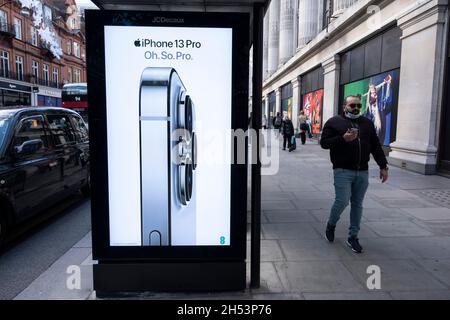 Apple iPhone 13 Pro pubblicità su Oxford Street il 20 ottobre 2021 a Londra, Regno Unito. Apple Inc. È una multinazionale americana specializzata in elettronica di consumo, software per computer e servizi online. Apple è la più grande azienda tecnologica del mondo per fatturato e, dal gennaio 2021, la più preziosa azienda del mondo. Foto Stock