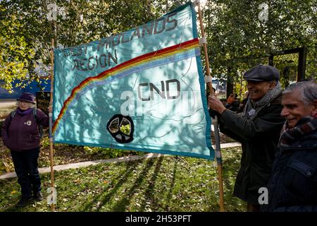 I manifestanti del CND si riuniscono a sostegno e per proteggere la biodiversità in occasione della “Giornata globale d’azione” della CoP26 e si radunano per la giustizia climatica il 6 novembre 2021 a Birmingham, Regno Unito. Mentre i leader si riuniscono per la Conferenza dei partiti sul cambiamento climatico delle Nazioni Unite, le persone nelle città di tutto il mondo hanno marciato a sostegno di un’azione forte e urgente da intraprendere sulla natura e sul clima. La protesta ha lo scopo di “lavorare per proteggere, ripristinare e gestire efficacemente i nostri paesaggi e spazi selvaggi per la natura vicino a dove viviamo, lavoriamo e giochiamo, non solo creiamo benefici per le piante e gli ani Foto Stock