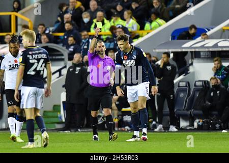 LONDRA, GBR. IL 6 NOVEMBRE Jake Cooper di Millwall viene mostrato un cartellino giallo dall'arbitro Tim Robinson durante la partita Sky Bet Championship tra Millwall e Derby County al Den, Londra sabato 6 novembre 2021. (Credit: Ivan Yordanov | MI News) Credit: MI News & Sport /Alamy Live News Foto Stock