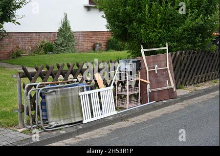 Rifiuti ingombranti sulla strada Foto Stock