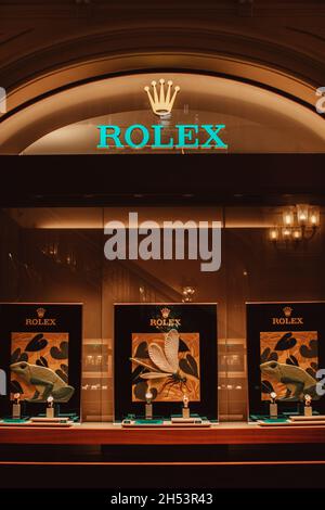 Pubblicità di orologi Rolex nella finestra di un negozio di orologi IN GUM. Rolex è un marchio mondiale di orologi di lusso che si affida a 4,000 produttori di orologi in oltre 100 c. Foto Stock