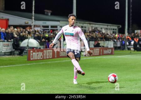 BANBURY, GBR. 6 NOVEMBRE Remeao Hutton di Barrow durante la prima metà della partita di fa Cup tra Banbury United e Barrow al Banbury Plant Hire Community Stadium di Banbury sabato 6 novembre 2021. (Credit: John Cripps | MI News) Credit: MI News & Sport /Alamy Live News Foto Stock