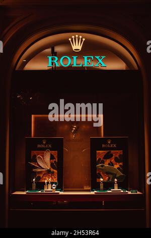Pubblicità di orologi Rolex nella finestra di un negozio di orologi IN GUM. Rolex è un marchio mondiale di orologi di lusso che si affida a 4,000 produttori di orologi in oltre 100 c. Foto Stock