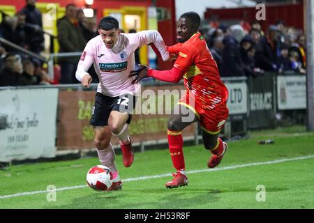 BANBURY, GBR. IL 6 NOVEMBRE Josh Gordon di Barrow è sfidato da ben Acquaye di Banbury United durante la prima metà della partita di fa Cup tra Banbury United e Barrow al Banbury Plant Hire Community Stadium di Banbury sabato 6 novembre 2021. (Credit: John Cripps | MI News) Credit: MI News & Sport /Alamy Live News Foto Stock