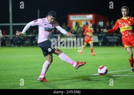 BANBURY, GBR. IL 6 NOVEMBRE Josh Gordon segna per Barrow, per prendere il comando di farlo 1 - 0 contro Banbury United, durante la partita di fa Cup tra Banbury United e Barrow al Banbury Plant Hire Community Stadium, Banbury sabato 6 novembre 2021. (Credit: John Cripps | MI News) Credit: MI News & Sport /Alamy Live News Foto Stock