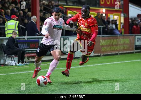 BANBURY, GBR. IL 6 NOVEMBRE Josh Gordon di Barrow è sfidato da ben Acquaye di Banbury United durante la prima metà della partita di fa Cup tra Banbury United e Barrow al Banbury Plant Hire Community Stadium di Banbury sabato 6 novembre 2021. (Credit: John Cripps | MI News) Credit: MI News & Sport /Alamy Live News Foto Stock