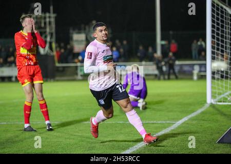 BANBURY, GBR. IL 6 NOVEMBRE Josh Gordon celebra dopo aver segnato per Barrow, per prendere il comando per farlo 1 - 0 contro Banbury United, durante la partita di fa Cup tra Banbury United e Barrow al Banbury Plant Hire Community Stadium, Banbury sabato 6 novembre 2021. (Credit: John Cripps | MI News) Credit: MI News & Sport /Alamy Live News Foto Stock