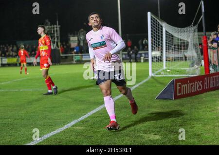 BANBURY, GBR. IL 6 NOVEMBRE Josh Gordon celebra dopo aver segnato per Barrow, per prendere il comando per farlo 1 - 0 contro Banbury United, durante la partita di fa Cup tra Banbury United e Barrow al Banbury Plant Hire Community Stadium, Banbury sabato 6 novembre 2021. (Credit: John Cripps | MI News) Credit: MI News & Sport /Alamy Live News Foto Stock