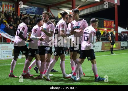 BANBURY, GBR. IL 6 NOVEMBRE Josh Gordon celebra dopo aver segnato per Barrow, per prendere il comando per farlo 1 - 0 contro Banbury United, durante la partita di fa Cup tra Banbury United e Barrow al Banbury Plant Hire Community Stadium, Banbury sabato 6 novembre 2021. (Credit: John Cripps | MI News) Credit: MI News & Sport /Alamy Live News Foto Stock