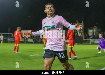 BANBURY, GBR. IL 6 NOVEMBRE Josh Gordon celebra dopo aver segnato per Barrow, per prendere il comando per farlo 1 - 0 contro Banbury United, durante la partita di fa Cup tra Banbury United e Barrow al Banbury Plant Hire Community Stadium, Banbury sabato 6 novembre 2021. (Credit: John Cripps | MI News) Credit: MI News & Sport /Alamy Live News Foto Stock