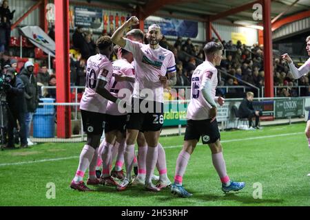 BANBURY, GBR. IL 6 NOVEMBRE Josh Gordon celebra dopo aver segnato per Barrow, per prendere il comando per farlo 1 - 0 contro Banbury United, durante la partita di fa Cup tra Banbury United e Barrow al Banbury Plant Hire Community Stadium, Banbury sabato 6 novembre 2021. (Credit: John Cripps | MI News) Credit: MI News & Sport /Alamy Live News Foto Stock