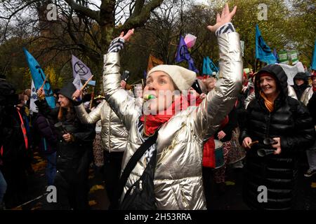 Glasgow, Scozia, Regno Unito. 6 novembre 2021. Migliaia di manifestanti hanno sfidato la pioggia e i venti forti mentre si sono convergenti a Glasgow in Scozia per la Giornata Mondiale d'azione per la Giustizia climatica. Gli organizzatori hanno affermato che in tutto il mondo si sono svolte oltre 300 proteste. La gente si radunò nel Parco di Kelvingrove e marciò attraverso il centro della città. (Credit Image: © Rod Harbinson/ZUMA Press Wire) Foto Stock