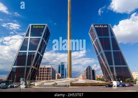 KIO Towers, conosciuta anche come porta d'Europa, un punto di riferimento architettonico vicino a Plaza de Castilla, nella città di Madrid, Spagna, Europa. Foto Stock