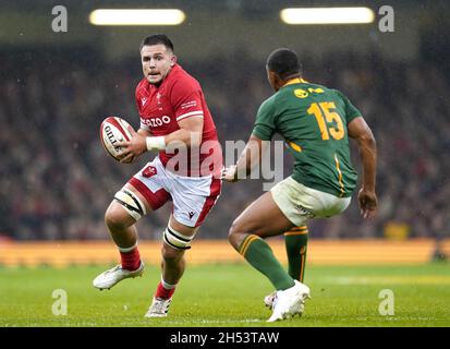 Ellis Jenkins del Galles (a sinistra) e Damian Willemse del Sud Africa in azione durante la partita degli internazionali d'autunno al Principality Stadium di Cardiff. Data foto: Sabato 6 novembre 2021. Vedi la storia della Pennsylvania RUGBYU Wales. Il credito fotografico deve essere: David Davies/PA Wire. RESTRIZIONI: L'uso è soggetto a restrizioni. Solo per uso editoriale, nessun uso commerciale senza previo consenso da parte del titolare dei diritti. Foto Stock