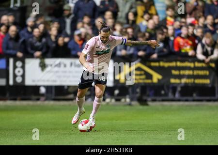 BANBURY, GBR. 6 NOVEMBRE il capitano Oliver Banks del Barrow durante la prima metà della partita di fa Cup tra Banbury United e Barrow al Banbury Plant Hire Community Stadium di Banbury sabato 6 novembre 2021. (Credit: John Cripps | MI News) Credit: MI News & Sport /Alamy Live News Foto Stock