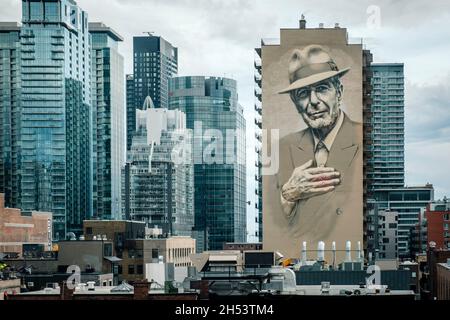 Il murale commemorativo di Leonard Cohen "Tower of Songs", tributo dipinto dall'artista El Mac e Gene Pendon su Crescent Street, Montreal, Quebec, Canada Foto Stock