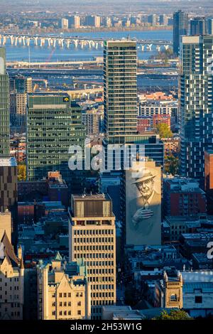 Il murale commemorativo di Leonard Cohen 'Tower of Songs', dipinto tributo dell'artista Kevin Ledo in Crescent Street, Montreal, Quebec, Canada Foto Stock