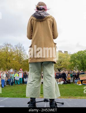 Bristol, Regno Unito, 6 novembre 2021. Un attivista ambientale è raffigurato parlando con i manifestanti prima di una marcia di protesta contro il cambiamento climatico a Bristol. La protesta è stata una delle centinaia tenute in tutto il mondo oggi, mentre le persone sono scese per spingere i leader mondiali ad agire mentre i loro negoziatori si riuniscono a Glasgow in occasione della Conferenza delle Nazioni Unite sui cambiamenti climatici del COP 2021. Credit: Lynchpics/Alamy Live News Foto Stock