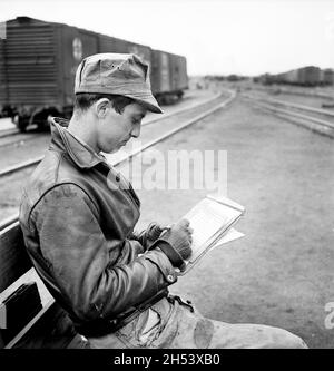 Clerk del cantiere che fa note a Clyde Yard di Chicago, Burlington e Quincy Railroad, Cicero, Illinois, USA, Jack Delano, U.S. Farm Security Administration, U.S. Office of War Information Photograph Collection, maggio 1943 Foto Stock