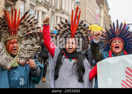 Glasgow, Regno Unito. 6 novembre 2021. Nonostante le intemperie e le forti piogge, si stima che 100,000 persone abbiano partecipato a una marcia internazionale attraverso il centro di Glasgow a sostegno del cambiamento climatico durante la conferenza Cop 26. Questa era una delle numerose marche simili organizzate in tutto il Regno Unito. Credit: Findlay/Alamy Live News Foto Stock