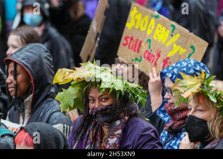 Glasgow, Regno Unito. 6 novembre 2021. Nonostante le intemperie e le forti piogge, si stima che 100,000 persone abbiano partecipato a una marcia internazionale attraverso il centro di Glasgow a sostegno del cambiamento climatico durante la conferenza Cop 26. Questa era una delle numerose marche simili organizzate in tutto il Regno Unito. Credit: Findlay/Alamy Live News Foto Stock