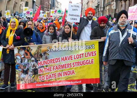 Glasgow, Regno Unito. 6 novembre 2021. Nonostante le intemperie e le forti piogge, si stima che 100,000 persone abbiano partecipato a una marcia internazionale attraverso il centro di Glasgow a sostegno del cambiamento climatico durante la conferenza Cop 26. Questa era una delle numerose marche simili organizzate in tutto il Regno Unito. Credit: Findlay/Alamy Live News Foto Stock