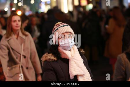 Londra, Inghilterra, Regno Unito. 6 novembre 2021. Le persone che indossano le maschere sono viste in Carnaby Street di Londra, come le autorità sanitarie del paese avvertono che Spike nei casi di Covid potrebbe avere effetti negativi Natale a meno che il pubblico non prenda misure contro il virus. (Credit Image: © Tayfun Salci/ZUMA Press Wire) Foto Stock