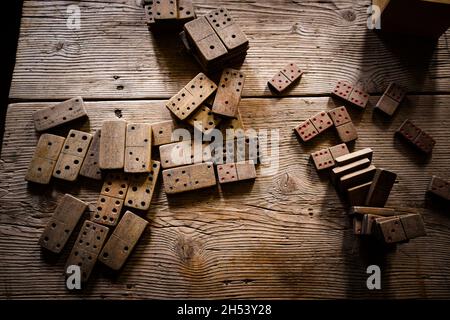 Vecchio gioco di legno domino su tavola di legno Foto Stock