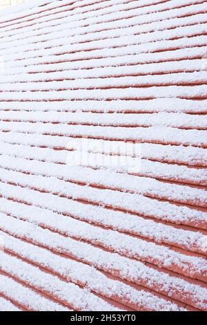 Particolare di tetto a falde con nuove tegole in argilla ricoperte di neve in inverno, Regno Unito Foto Stock