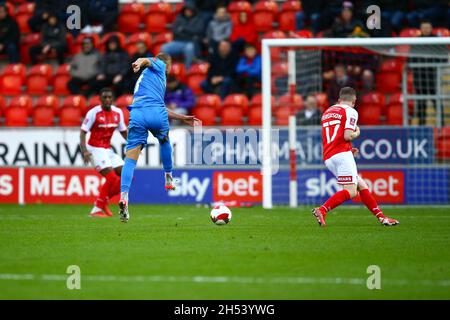 AESSEAL New York Stadium, Rotherham, Inghilterra - 6 novembre 2021 Luke Coulson (7) di Bromley con un grande colpo in gol ma si blocca - durante il gioco Rotherham v Bromley, Emirates fa Cup 2021/22, AESSEAL New York Stadium, Rotherham, Inghilterra - 6 novembre 2021, Credit: Arthur Haigh/WhiteRosePhotos/Alamy Live News Foto Stock