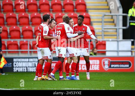 AESSEAL New York Stadium, Rotherham, Inghilterra - 6 novembre 2021 ben Wiles (2° a destra) di Rotherham dopo aver segnato per renderlo 1 - 0 durante il gioco Rotherham v Bromley, Emirates fa Cup 2021/22, AESSEAL New York Stadium, Rotherham, Inghilterra - 6 novembre 2021, Credit: Arthur Haigh/WhiteRosePhotos/Alamy Live News Foto Stock