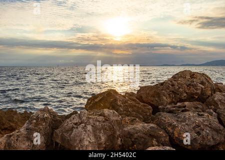 Tramonto sulla costa rocciosa del mare a Can Pastilla Mallorca Spagna Foto Stock