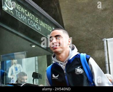 Brighton, Regno Unito. 6 novembre 2021. Miguel Almiron del Newcastle United arriva prima della partita della Premier League tra Brighton & Hove Albion e Newcastle United all'Amex il 6 novembre 2021 a Brighton, Inghilterra. (Foto di Jeff Mood/phcimages.com) Credit: PHC Images/Alamy Live News Foto Stock