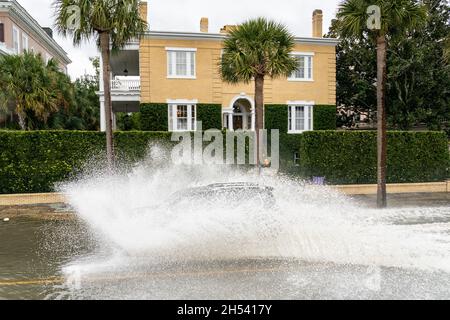 Charleston, Stati Uniti. 6 novembre 2021. Un'auto è inghiottita dalle acque alluvionali lungo East Battery Street dopo il record King Tides combinato con un sistema a secco offshore a bassa pressione che allagava il centro storico 6 novembre 2021 a Charleston, South Carolina. Il cambiamento climatico e l'aumento del livello del mare hanno aumentato le inondazioni di quasi 10 volte negli ultimi dieci anni lungo la costa di Charleston. Credit: Richard Ellis/Richard Ellis/Alamy Live News Foto Stock