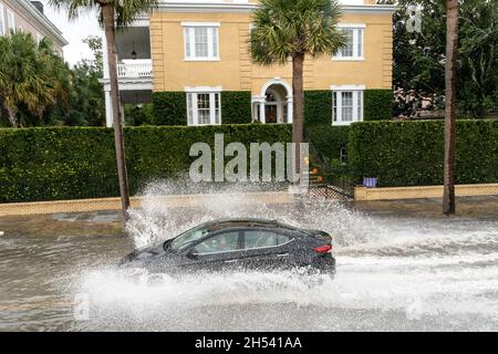 Charleston, Stati Uniti. 6 novembre 2021. Un'auto è inghiottita dalle acque alluvionali lungo East Battery Street dopo il record King Tides combinato con un sistema a secco offshore a bassa pressione che allagava il centro storico 6 novembre 2021 a Charleston, South Carolina. Il cambiamento climatico e l'aumento del livello del mare hanno aumentato le inondazioni di quasi 10 volte negli ultimi dieci anni lungo la costa di Charleston. Credit: Richard Ellis/Richard Ellis/Alamy Live News Foto Stock