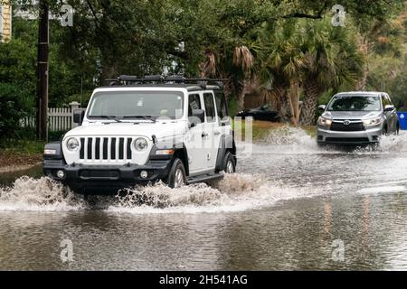 Charleston, Stati Uniti. 6 novembre 2022. I veicoli attraversano le acque alluvionali lungo Beaufain Street dopo il record King Tides combinato con un sistema a secco offshore a bassa pressione che allagava il centro storico 6 novembre 2021 a Charleston, South Carolina. Il cambiamento climatico e l'aumento del livello del mare hanno aumentato le inondazioni di quasi 10 volte negli ultimi dieci anni lungo la costa di Charleston. Credit: Richard Ellis/Richard Ellis/Alamy Live News Foto Stock