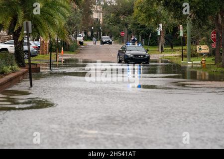 Charleston, Stati Uniti. 6 novembre 2022. La polizia blocca Wentworth Street dopo l'alluvione delle acque da record King Tides combinato con un sistema a secco offshore a bassa pressione inondato il centro storico 6 novembre 2021 a Charleston, South Carolina. Il cambiamento climatico e l'aumento del livello del mare hanno aumentato le inondazioni di quasi 10 volte negli ultimi dieci anni lungo la costa di Charleston. Credit: Richard Ellis/Richard Ellis/Alamy Live News Foto Stock