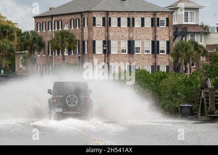 Charleston, Stati Uniti. 6 novembre 2022. I veicoli attraversano le acque alluvionali lungo East Battery Street dopo il record King Tides combinato con un sistema a secco offshore a bassa pressione che allagava il centro storico 6 novembre 2021 a Charleston, South Carolina. Il cambiamento climatico e l'aumento del livello del mare hanno aumentato le inondazioni di quasi 10 volte negli ultimi dieci anni lungo la costa di Charleston. Credit: Richard Ellis/Richard Ellis/Alamy Live News Foto Stock