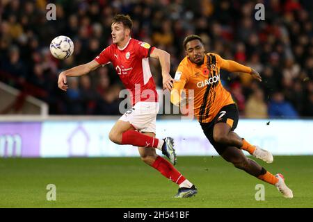 Liam Kitching di Barnsley (a sinistra) e Mallik Wilks di Hull City combattono per la palla durante la partita del Campionato Sky Bet a Oakwell, Barnsley. Data foto: Sabato 6 novembre 2021. Foto Stock