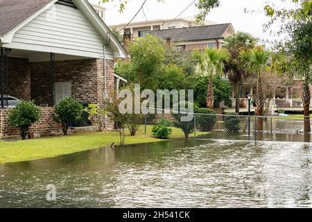 Charleston, Stati Uniti. 6 novembre 2021. Case lungo Beaufain Street con cantieri allagati dopo record King Tides combinato con un sistema a secco offshore a bassa pressione che allagano il centro storico 6 novembre 2021 a Charleston, South Carolina. Il cambiamento climatico e l'aumento del livello del mare hanno aumentato le inondazioni di quasi 10 volte negli ultimi dieci anni lungo la costa di Charleston. Credit: Richard Ellis/Richard Ellis/Alamy Live News Foto Stock