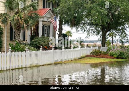 Charleston, Stati Uniti. 6 novembre 2021. Case lungo Beaufain Street con cantieri allagati dopo record King Tides combinato con un sistema a secco offshore a bassa pressione che allagano il centro storico 6 novembre 2021 a Charleston, South Carolina. Il cambiamento climatico e l'aumento del livello del mare hanno aumentato le inondazioni di quasi 10 volte negli ultimi dieci anni lungo la costa di Charleston. Credit: Richard Ellis/Richard Ellis/Alamy Live News Foto Stock