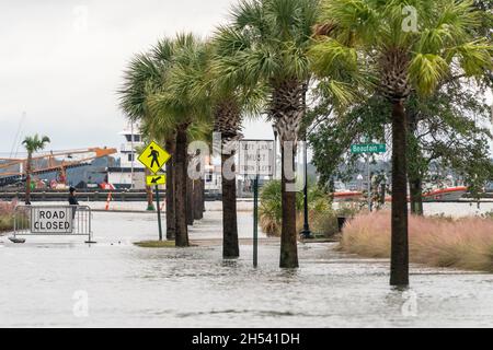 Charleston, Stati Uniti. 6 novembre 2022. Una sezione allagata di Lockwood Road è chiusa al traffico dopo record King Tides combinato con un sistema a secco offshore a bassa pressione che allagava il centro storico 6 novembre 2021 a Charleston, South Carolina. Il cambiamento climatico e l'aumento del livello del mare hanno aumentato le inondazioni di quasi 10 volte negli ultimi dieci anni lungo la costa di Charleston. Credit: Richard Ellis/Richard Ellis/Alamy Live News Foto Stock