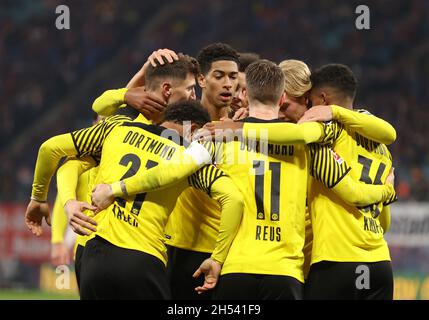 Lipsia, Germania. 6 novembre 2021. Calcio: Bundesliga, RB Leipzig - Borussia Dortmund, Matchday 11 alla Red Bull Arena. I giocatori di Dortmund festeggiano il 1:1 di Marco Reus (3° da destra). NOTA IMPORTANTE: In conformità con le norme della DFL Deutsche Fußball Liga e della DFB Deutscher Fußball-Bund, è vietato utilizzare o utilizzare fotografie scattate nello stadio e/o della partita sotto forma di immagini di sequenza e/o di serie fotografiche video-simili. Credit: Jan Woitas/dpa-Zentralbild/dpa/Alamy Live News Foto Stock