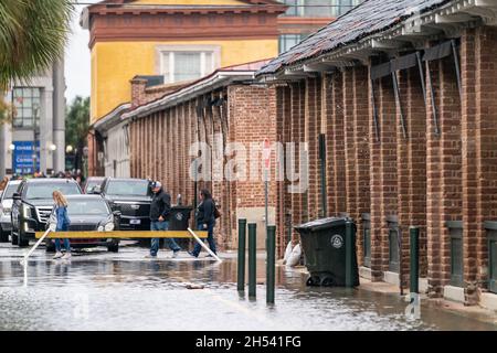 Charleston, Stati Uniti. 6 novembre 2022. Il traffico viene deviato intorno al mercato della Città Vecchia dopo che King Tides record combinato con un sistema di essiccazione offshore a bassa pressione che allagava il centro storico, 6 novembre 2021 a Charleston, South Carolina. Il cambiamento climatico e l'aumento del livello del mare hanno aumentato le inondazioni di quasi 10 volte negli ultimi dieci anni lungo la costa di Charleston. Credit: Richard Ellis/Richard Ellis/Alamy Live News Foto Stock